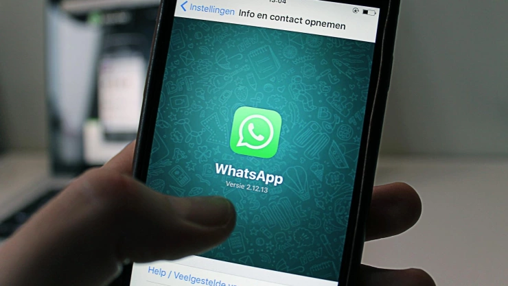 Irán pide eliminar WhatsApp alegando espionaje y refuerza control digital.jpg