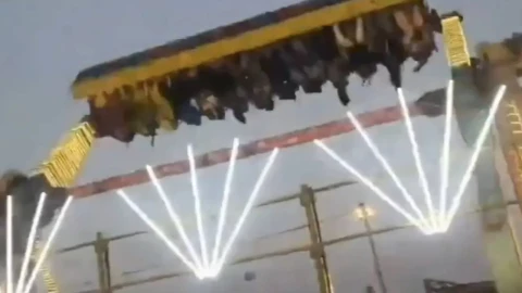 Momento exacto en que juego mecánico Tsunami colapsa y deja 2 muertos