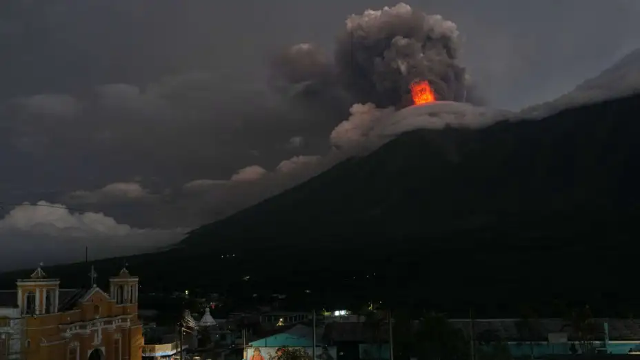 Lava y nubes de ceniza salen del volcán Fuego, en Guatemala.