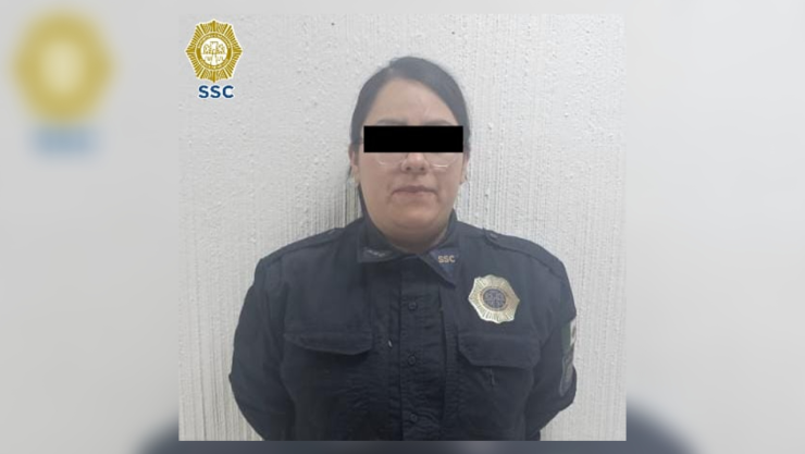Mujer que decía ser policía de CDMX fue descubierta tras intentar detener pelea en la calle.