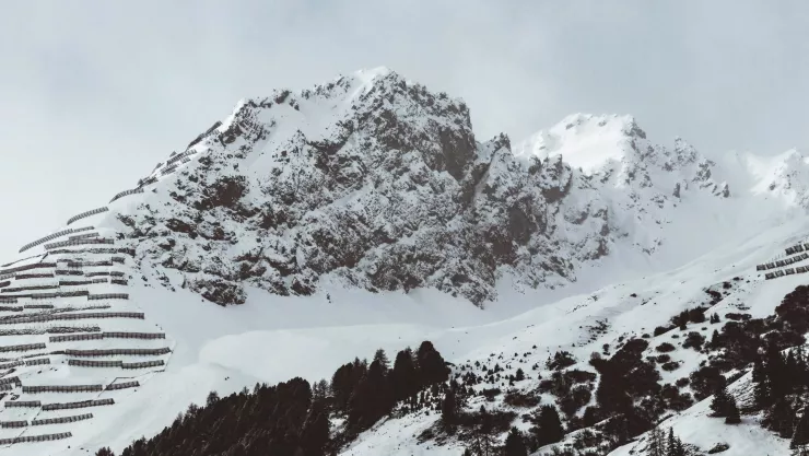 Una avalancha en las montañas de Alto Adige.jpg