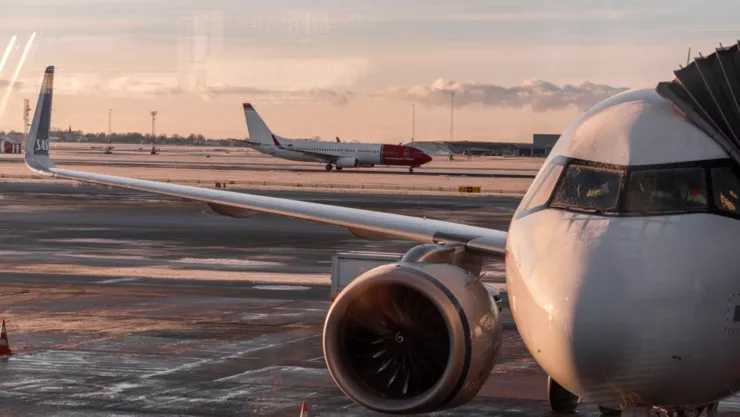 Unos aviones en una pista de aterrizaje.