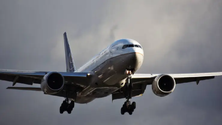 ¿Cuánto dinero en efectivo puedo llevar en un vuelo nacional?