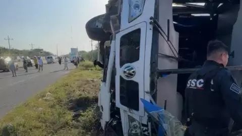 Personas heridas a causa de aparatosa volcadura de autobús en la carretera Tulum - Playa del Carmen; FOTOS.jpg