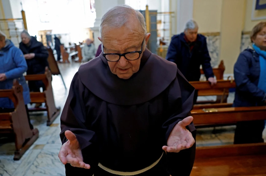 Así se reúnen a orar por la salud del papa Francisco.