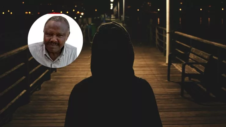 Imagen de silueta de hombre en un puente de madera y de Reuben Waithaka.