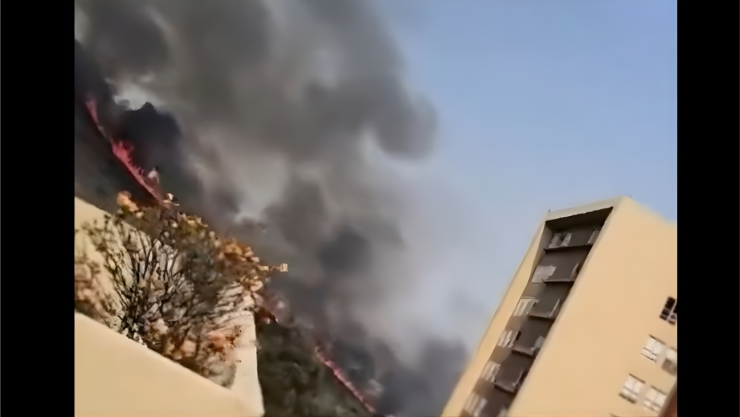 Incendio consume pastizal en Zona Esmeralda de Atizapán, Edomex; se forma gran columna de humo