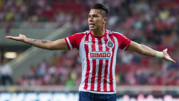 Carlos Salcedo jugando con las Chivas en la Liga BBVA MX