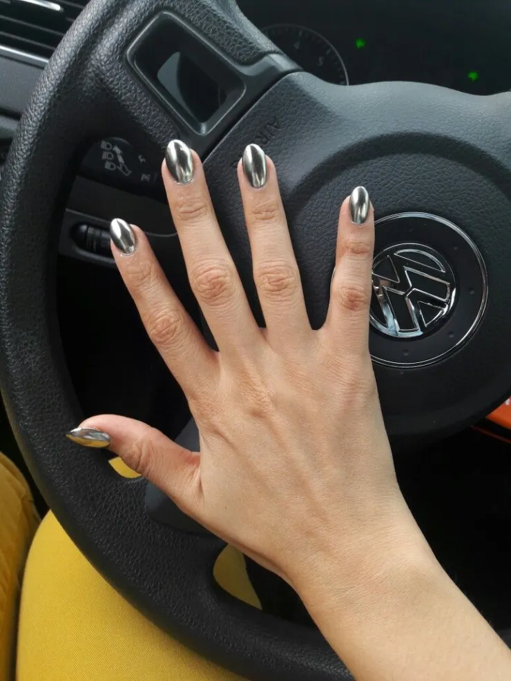12 diseños de uñas plata que se ven elegantes en cualquier mujer: puedes usarlas para hacer deporte
