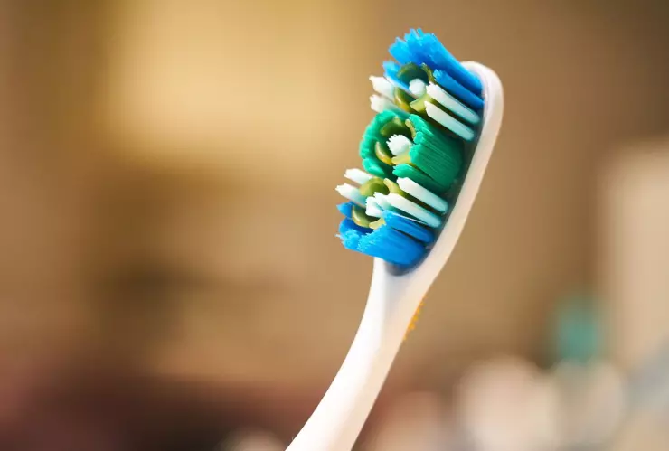 ¿Cómo limpiar un cepillo de dientes para quitarle las bacterias?