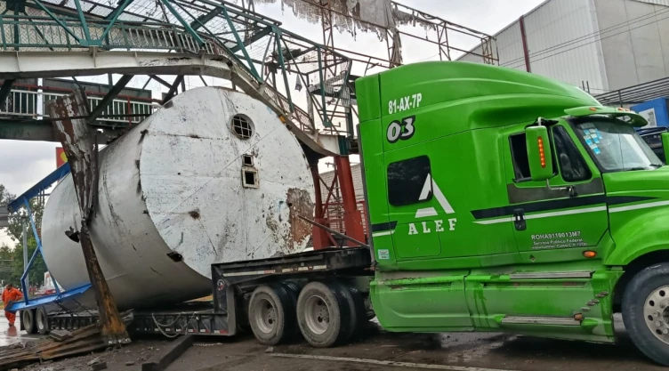 Un tráiler derribó un puente peatonal a la altura de la estación Buenavista de la Línea 2 del Mexibús.