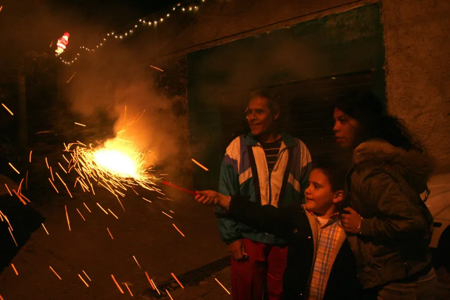 MÉXICO, D.F., 01ENERO2007.-
A pesar de las restricciones, jóvenes y niños juegan con cohetes durante la noche de Año Nuevo.
FOTO: ISAAC ESQUIVEL/CUARTOSCURO.COM