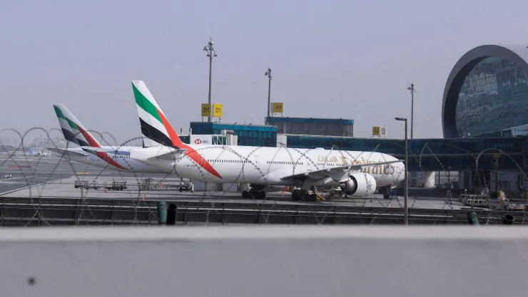 Ataque con drones cerca del aeropuerto de Dubái provoca incendio y suspende vuelos