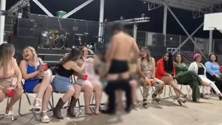 Polémica en redes tras festejo del Día de las Madres con stripper en colegio.jpg