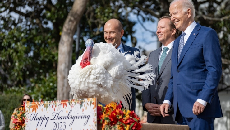Joe Biden indulta a dos pavos previo al Día de Acción de Gracias