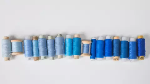 El tono azul cobalto es uno de los colores que más favorece a la piel morena y apiñonada