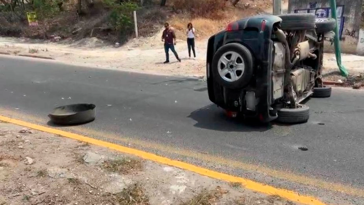 Volcadura en Calzada Andrés Serra Rojas hoy 25 de marzo de 2025