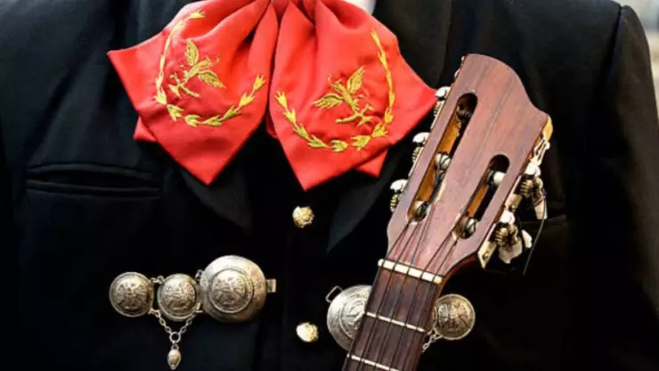 ¿Mega serenata? Hombre contrata a todos los mariachis al mismo tiempo