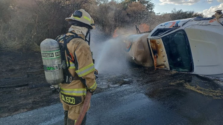 Pipa de gas choca en Lagos