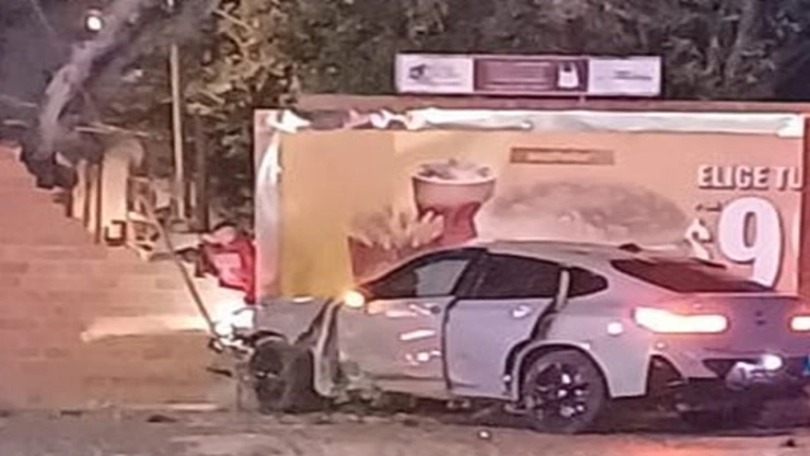 Auto se impacta contra muro en la Calzada Zavaleta hoy 19 de diciembre de 2024