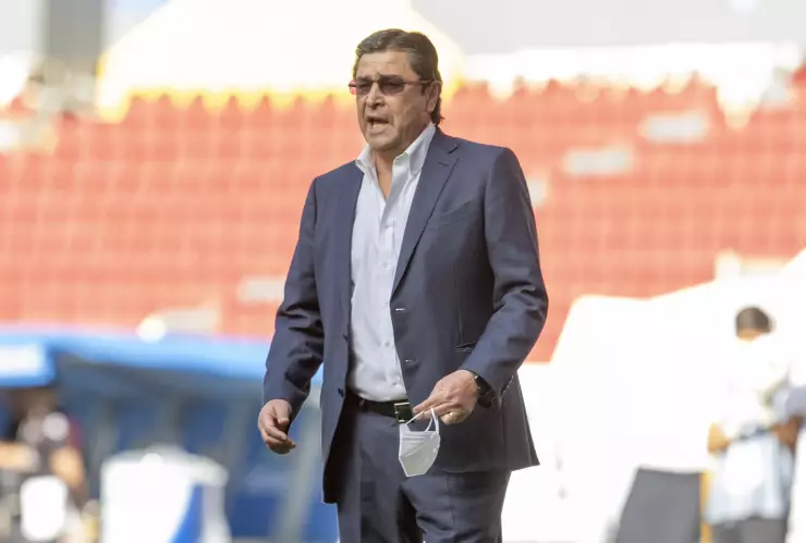 Luis Fernando Tena se convierte en el primer entrenador cesado de la Liga MX