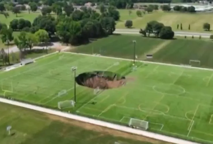 Captan momento exacto en que se forma socavón en la mitad de una cancha de fútbol