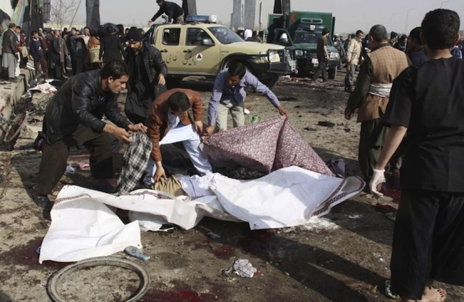 Un suicida se hizo explotar frente a un vehículo de la OTAN a lado de una escuela, lo que provocó la muerte de 10 niños y una mujer