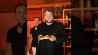 Guillermo Del Toro comiendo.jpg