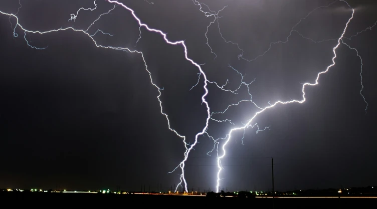 Imagen de rayos durante la noche.