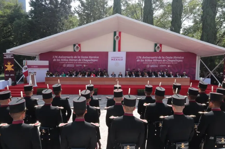 AMLO devela placa por los 200 años del Heroico Colegio Militar