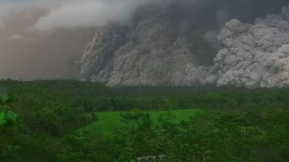 Volcán Semeru 2025 ceniza en Java HOY