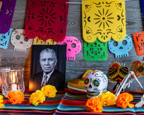 Poner la foto de una persona viva en tu ofrenda del Día de Muertos es malo
