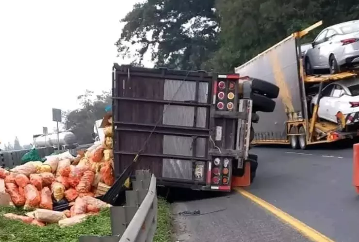 Vuelca camión en la autopista Ciudad Mendoza-Orizaba