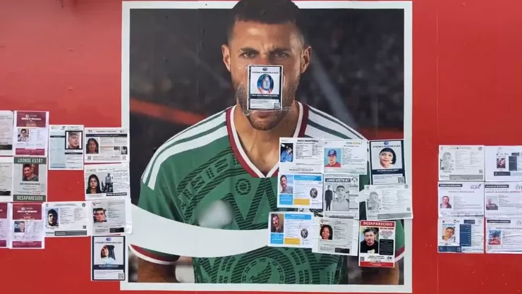 Madres buscadoras cubrieron en CDMX fotos de jugadores de futbol con fotos de desaparecidos
