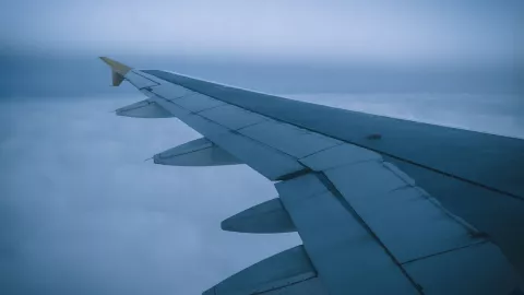 Ala de avión volando con neblina