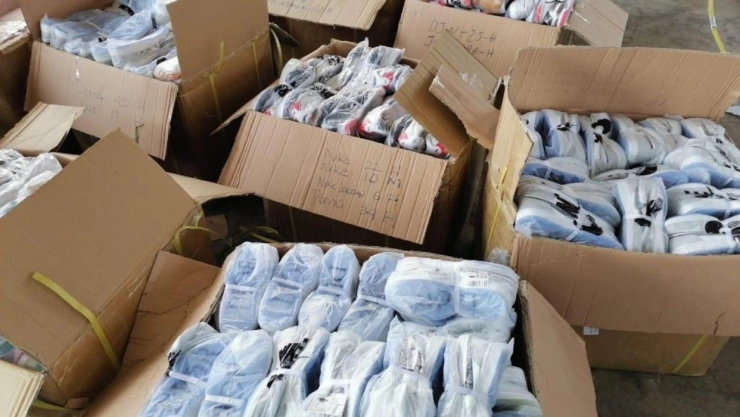 Aduanas frena ingreso ilegal de tenis y celulares en el AICM.