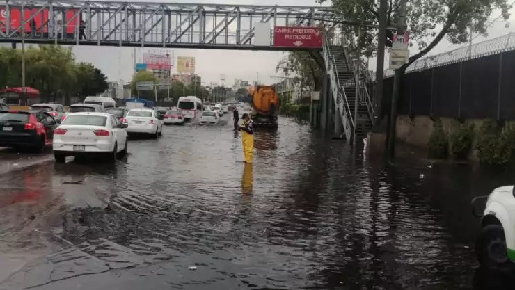 Lluvia deja encharcamientos en zona del AICM.