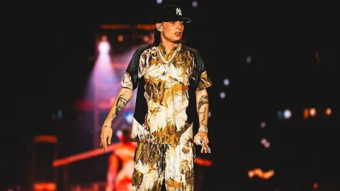 Ponen a la venta gorra firmada por Peso Pluma