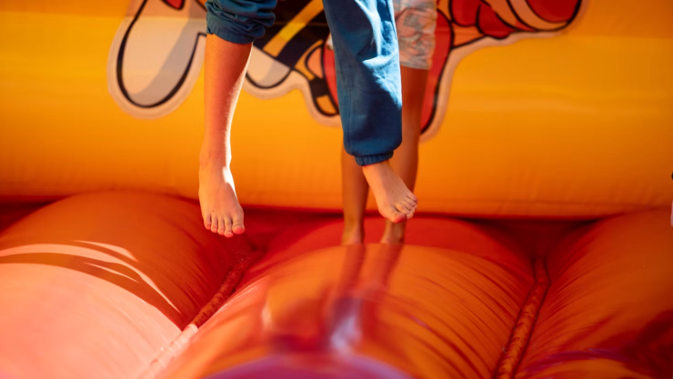 niña castillo inflable.png