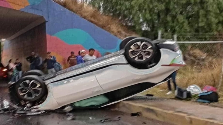 Auto cae del puente del Periférico Ecológico, hoy 9 de mayo de 2025 y termina volcado