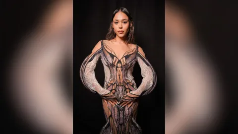 Danna Paola en el desfile Iris Van herpen en París