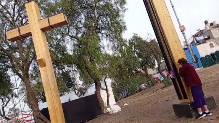 Devotos Iztapalapa cruz milagros antes del Viacrucis