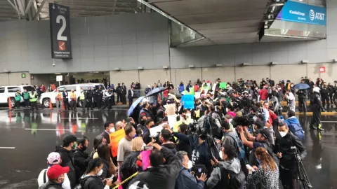 Padre con niños con cáncer bloquean inmediaciones del AICM