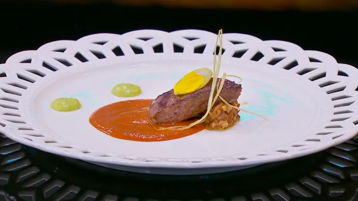 Venado con risotto de hongos.