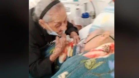 Mamá de 102 años se despide de su hijo de 82 años antes de que este falleciera