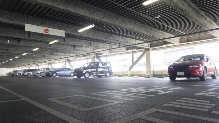Autos en estacionamiento de Estados Unidos