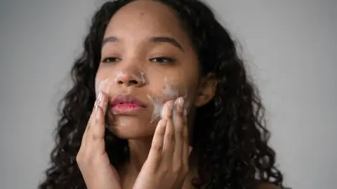 Los mejores usos del tónico de agua de rosas en tu rutina de belleza