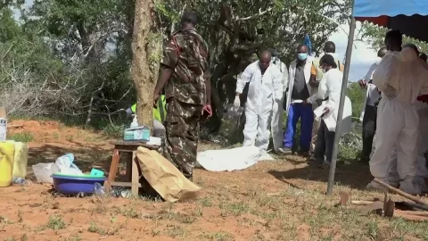 Las autoridades creen que los restos pertenecen a feligreses que murieron de hambre creyendo que irían al cielo. El líder de la secta fue capturado.