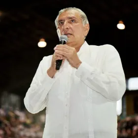 Adán Augusto López vota contra de la protección animal.