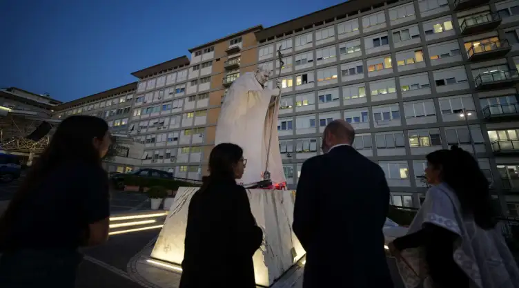 Personas rezan por el papa León XIV afuera del hospital Agostino Gemelli, en Roma.